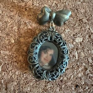 Retro Brooch weathered gold tone bow and ornate cameo picture holder